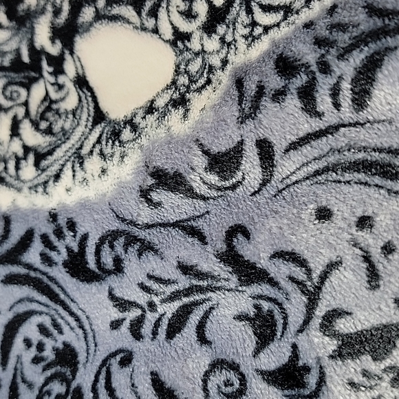 Betsey Johnson Skulls Halloween Limited Edition Throw Blanket - Picture 4 of 9